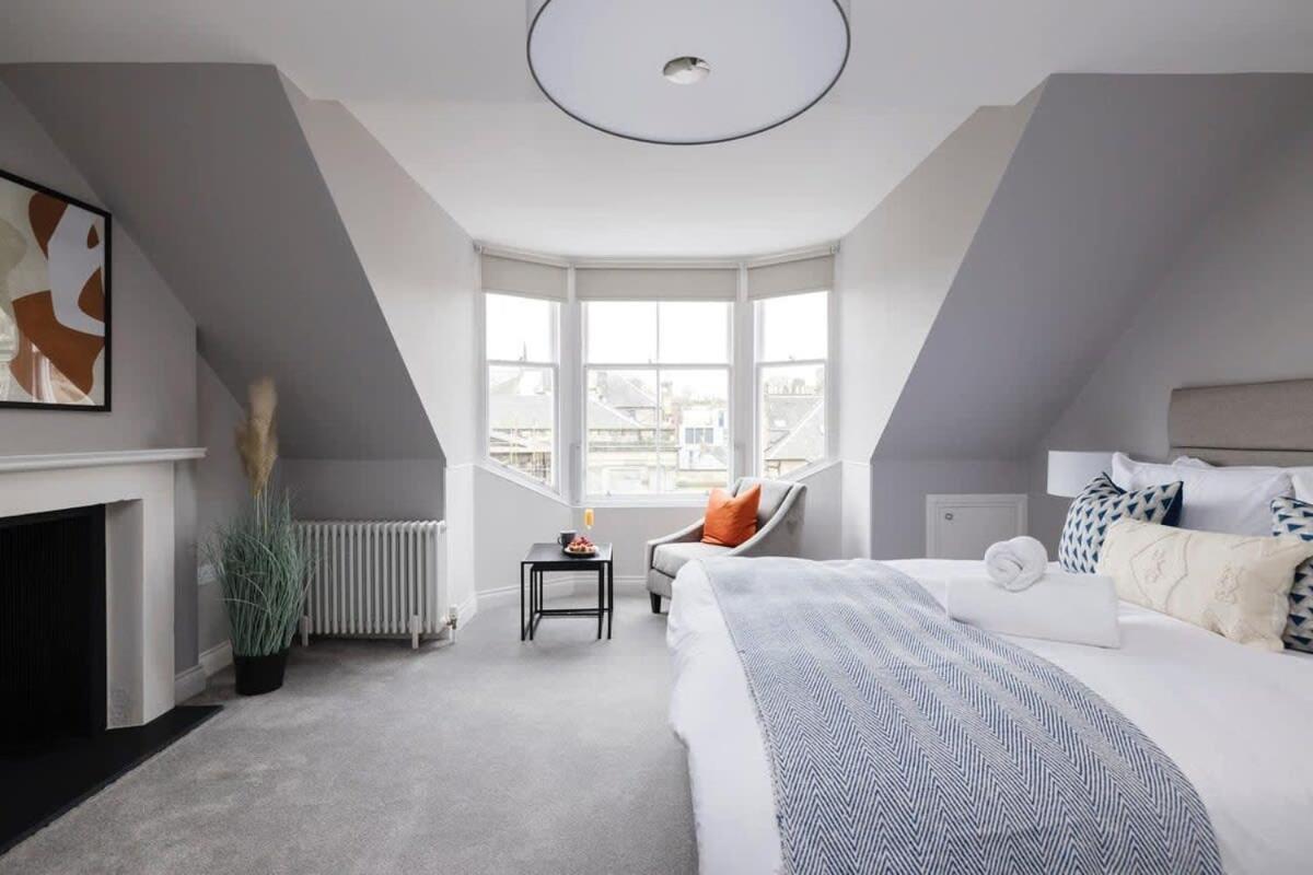 Dragon Suites - City Centre Castle View 1 Bed Apartment エディンバラ エクステリア 写真