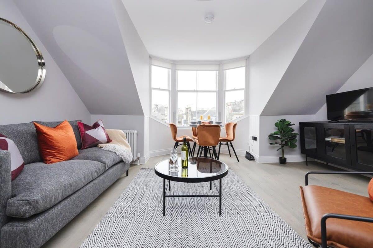 Dragon Suites - City Centre Castle View 1 Bed Apartment エディンバラ エクステリア 写真