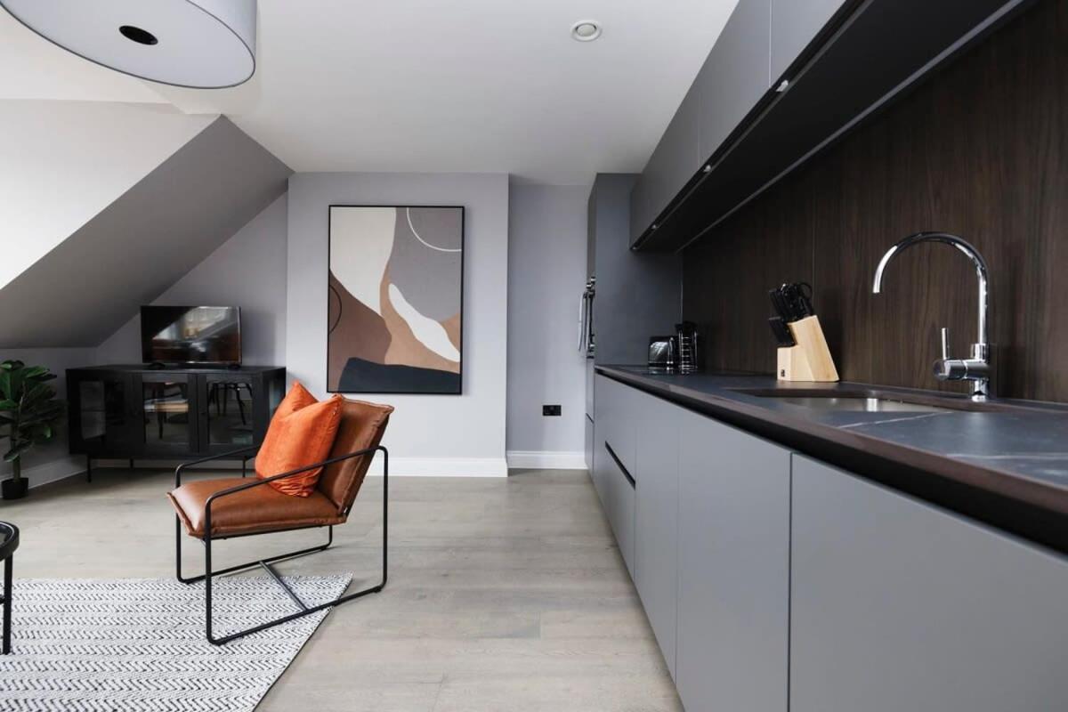 Dragon Suites - City Centre Castle View 1 Bed Apartment エディンバラ エクステリア 写真