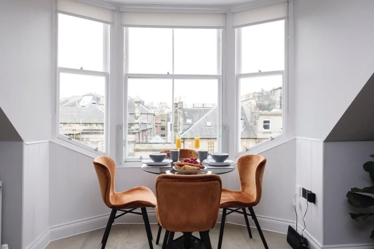 Dragon Suites - City Centre Castle View 1 Bed Apartment エディンバラ エクステリア 写真